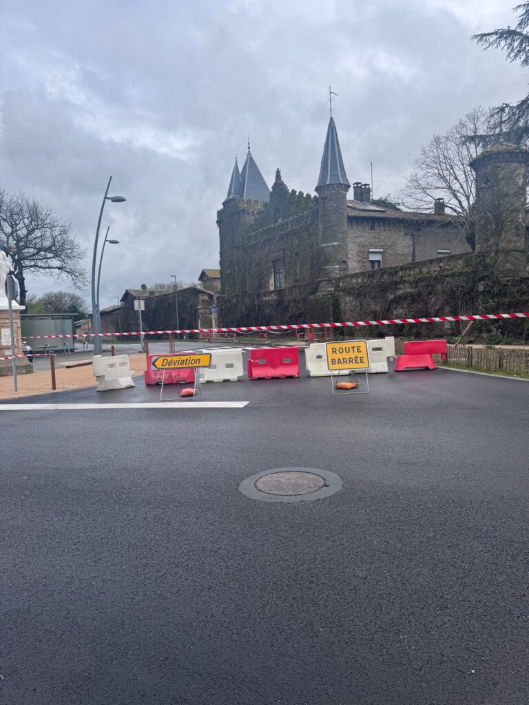 Route barrée Avenue de Neuville